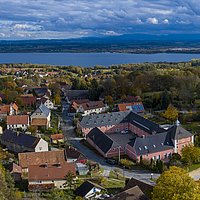 Blick auf das Sankt Wenzeslaus-Stift und See im Hintergrund