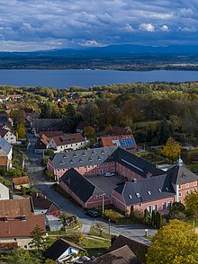 Blick auf das Sankt Wenzeslaus-Stift und See im Hintergrund